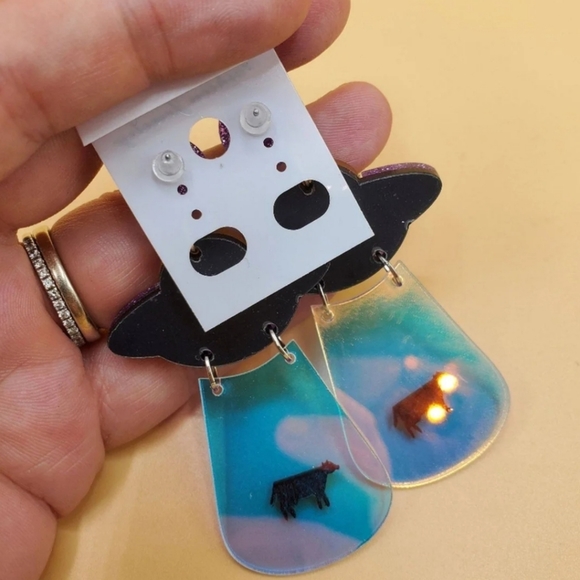 UFO beaming bold statement earrings - Picture 4 of 5